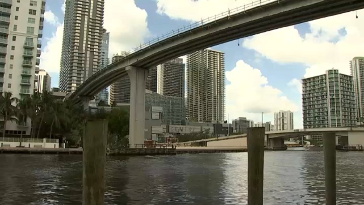 Hombre se lanzó del Metrorail al río Miami