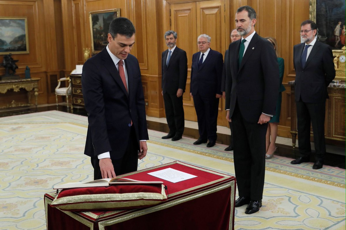 Pedro Sánchez prometió su cargo ante Felipe IV en una ceremonia sin símbolos religiosos
