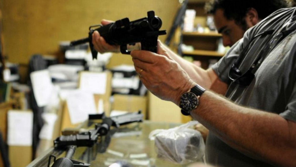 Errores al conceder permisos de portar armas balancean el Gobierno de Florida