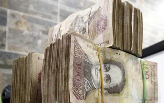 Venta ilegal de efectivo el gran negocio de buhoneros venezolanos