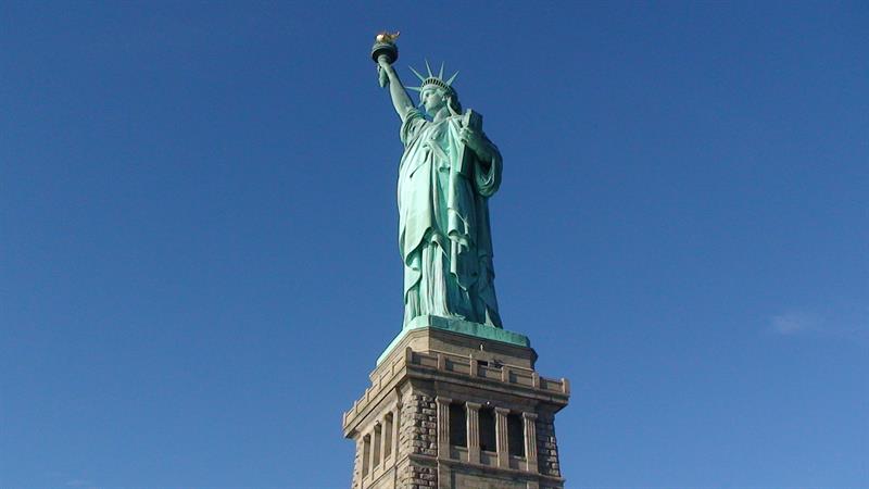Desalojan la Estatua de la Libertad por una mujer que intentó escalarla