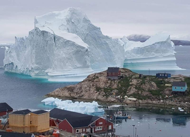 Iceberg amenaza a …¡Un pueblo! en Groenlandia