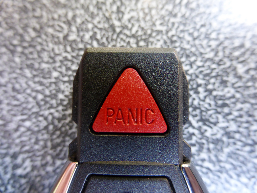 Trabajadores de hoteles de Miami Beach podrían muy pronto estar usando botones de pánico