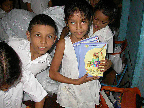 Organizan en Miami jornada de donación de uniformes y útiles para niños venezolanos