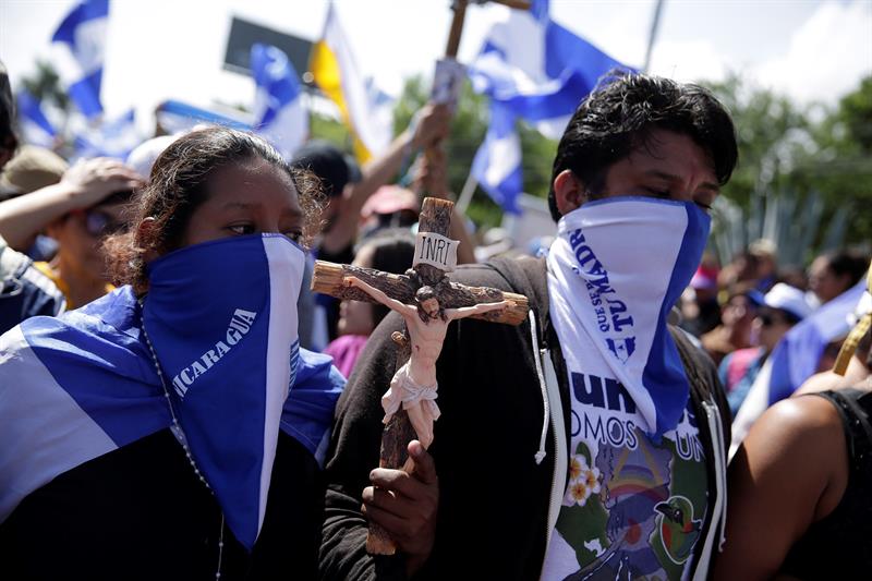 Senadores de EE.UU. condenan asedio a estudiantes en iglesia de Nicaragua