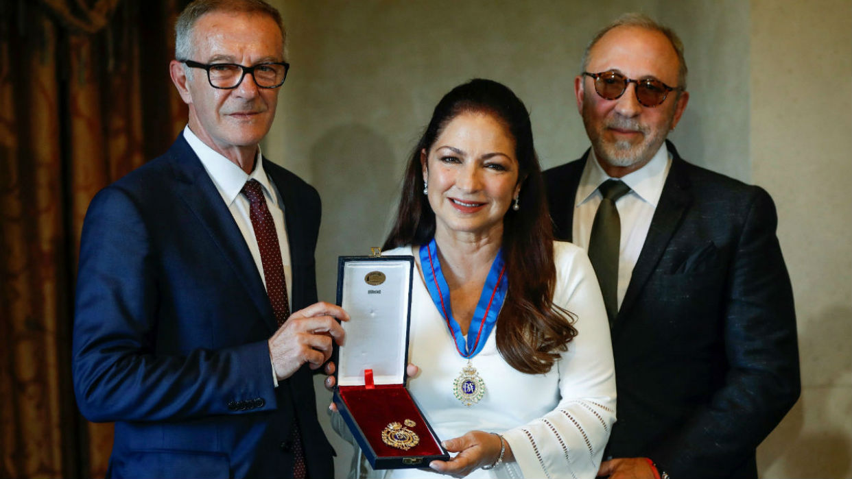 Gloria Estefán recibe en España Medalla de las Bellas Artes