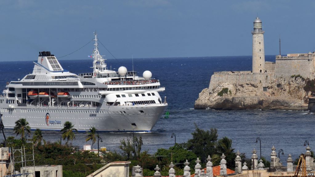 Exiliados se reúnen en puerto de Miami contra los cruceros que van a Cuba