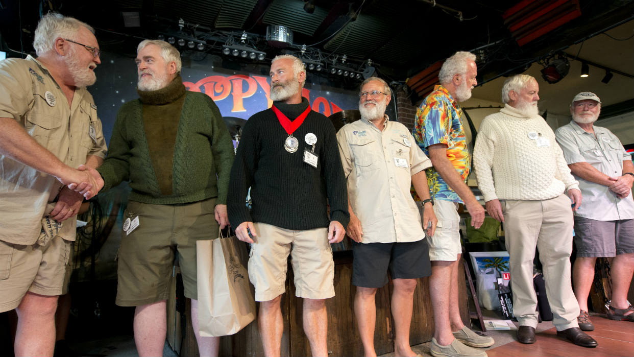 14 hombres compiten en concurso de parecidos a Hemingway a 119 años de su nacimiento