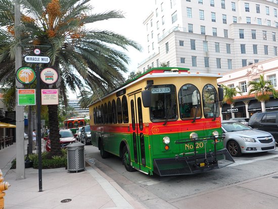 Alcaldía de Miami inaugura nuevo refugio en parada del Trolley