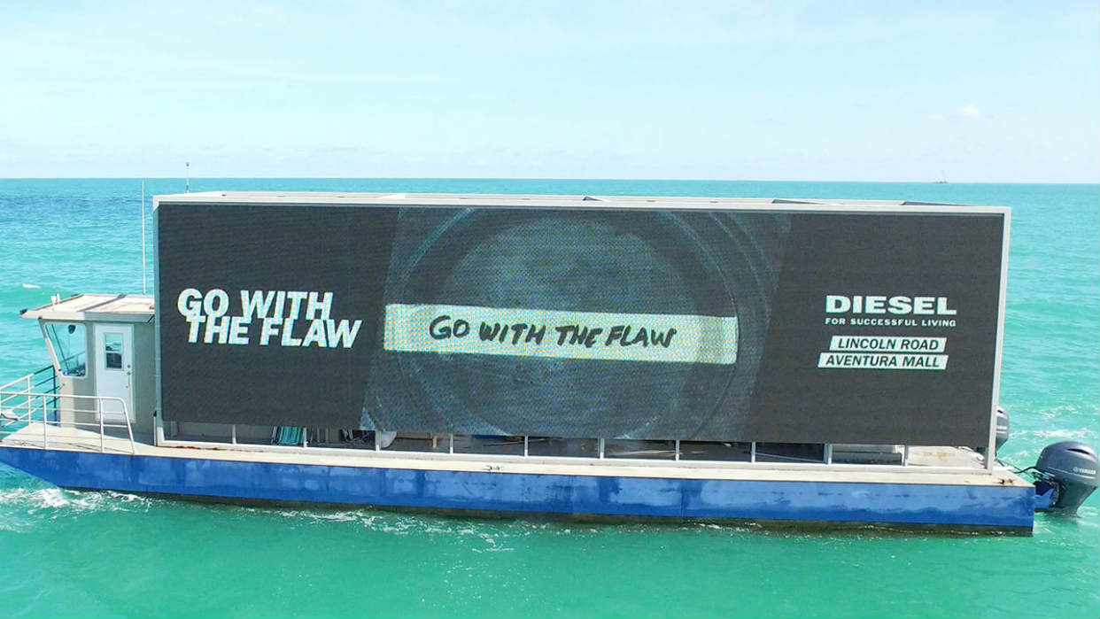 Para no perderse el Mundial de Rusia habilitan pantalla gigante en bote en las costas de Miami