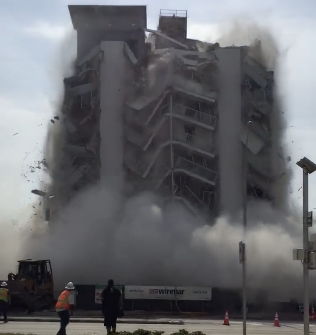 Un herido de gravedad dejó el colapso de un edificio en Miami Beach (+VIDEO)