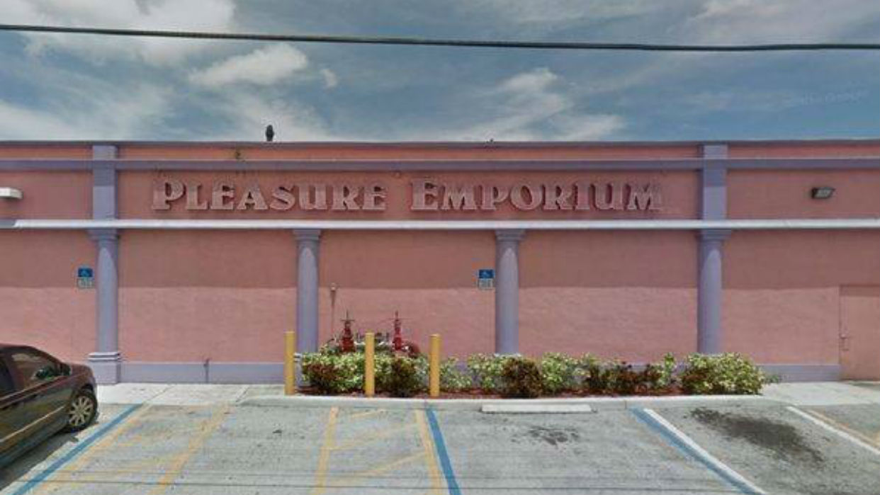 Agentes encubiertos arrestan a 13 hombres por “conducta inapropiada” en tienda erótica de Florida