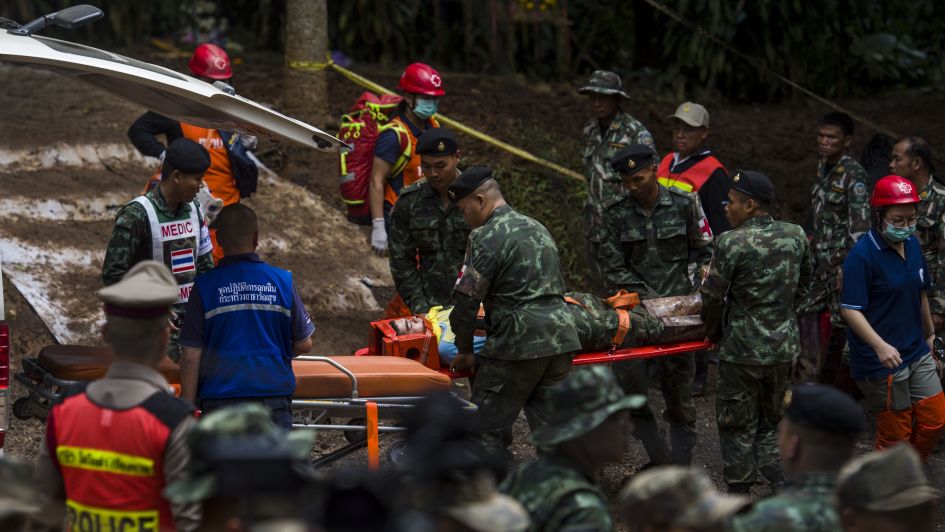 Rescatan a 8 personas de las 13 que están atrapadas en una cueva en Tailandia