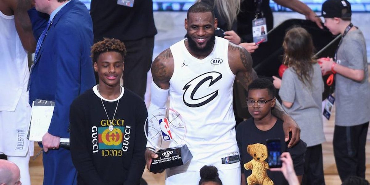 Hijo de LeBron James impresionó al copiar un mate de su padre en un partido de la liga juvenil