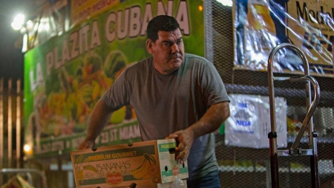 Pareja cubana recorre la ciudad para ofrecer frutas y verduras de Latinoamérica