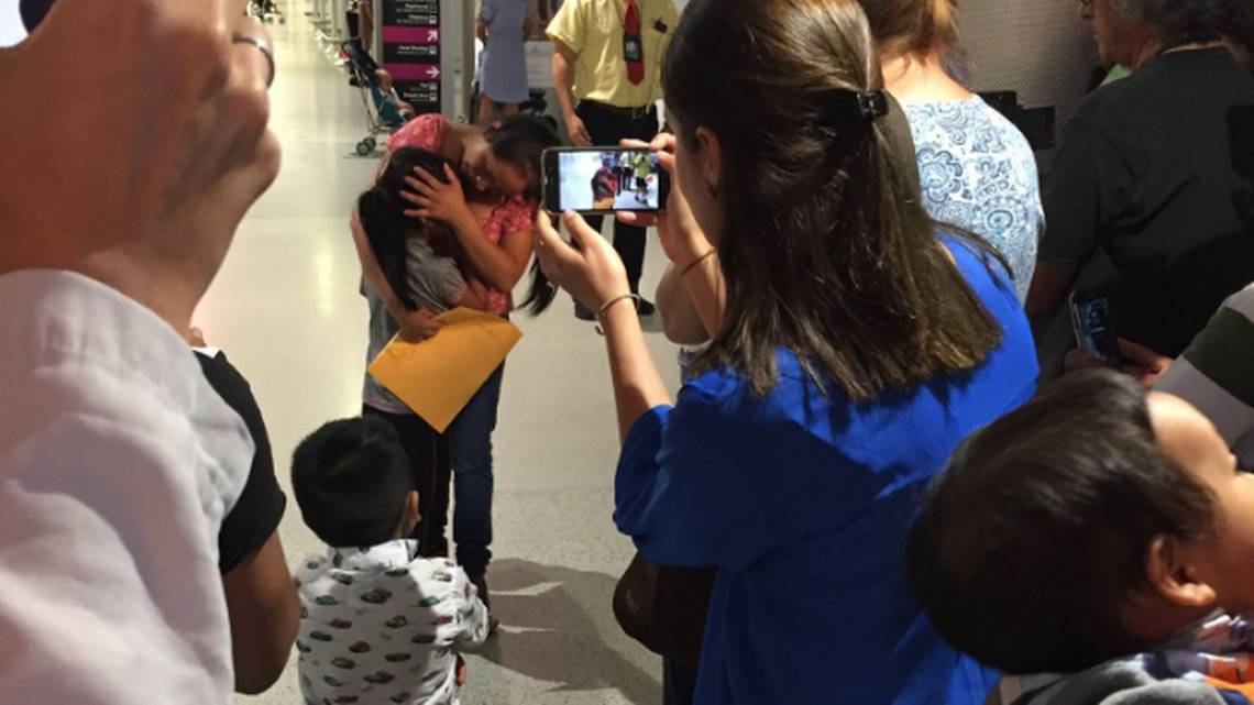Madre e hija se reúnen en aeropuerto de Miami tras dos meses de separación