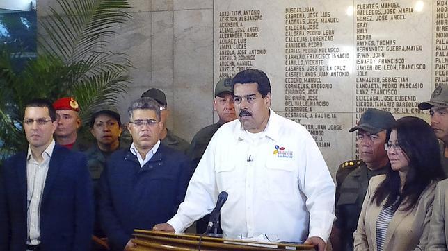 ¿Ocultó Maduro muerte de Chávez para quedarse en el poder?