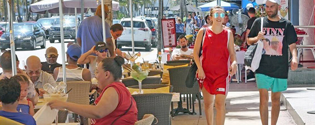 Sancionados restaurantes de Miami Beach por violar ordenanza de colocar letreros y mesas en las aceras