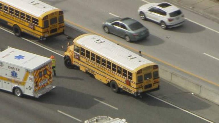 18 personas hospitalizadas por accidente de autobús escolar en el condado de Broward