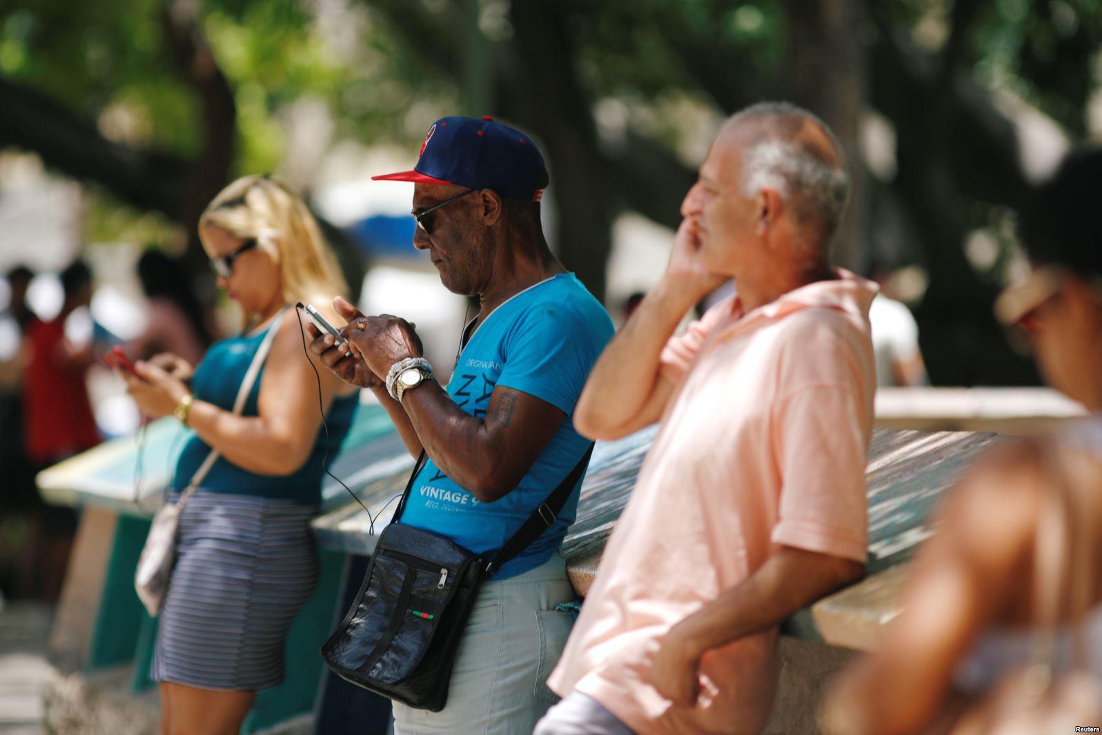 Cubanos agradecen rato de Internet desde móviles, reclaman velocidad y tarifas según salarios