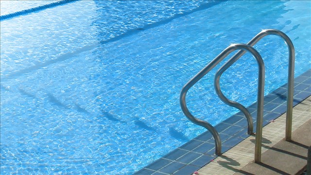 Salvan a niña de morir ahogada en una piscina de Pompano Beach