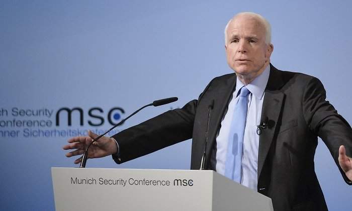 Latinos recuerdan el esfuerzo de McCain en favor de una reforma migratoria
