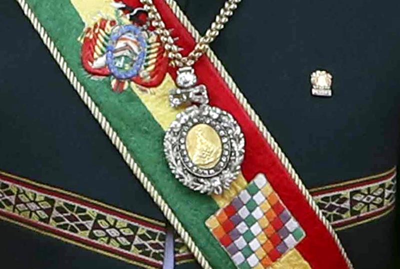 ¡Insolito! Expulsan a militar al que robaron medalla presidencial de Bolivia