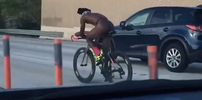 Hombre desnudo corriendo bicicleta en la I-95 causa conmoción en Miami