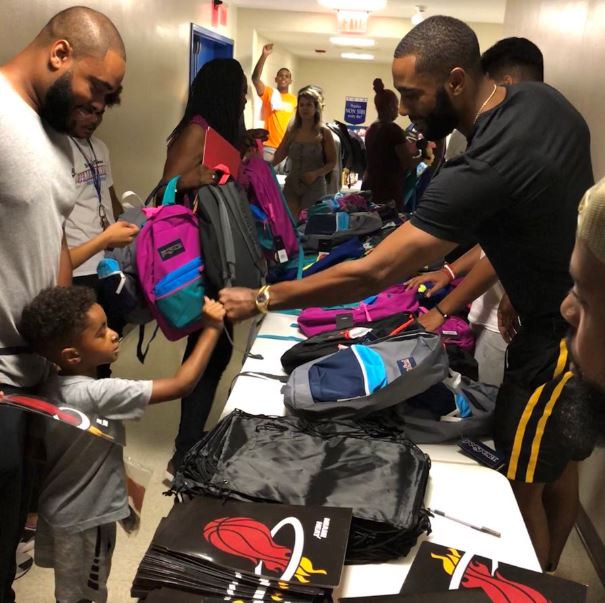Miami Heat repartió útiles escolares a niños en Overtown