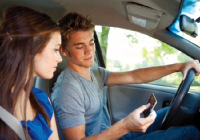 Más del 38% de los jóvenes textea mientras conduce