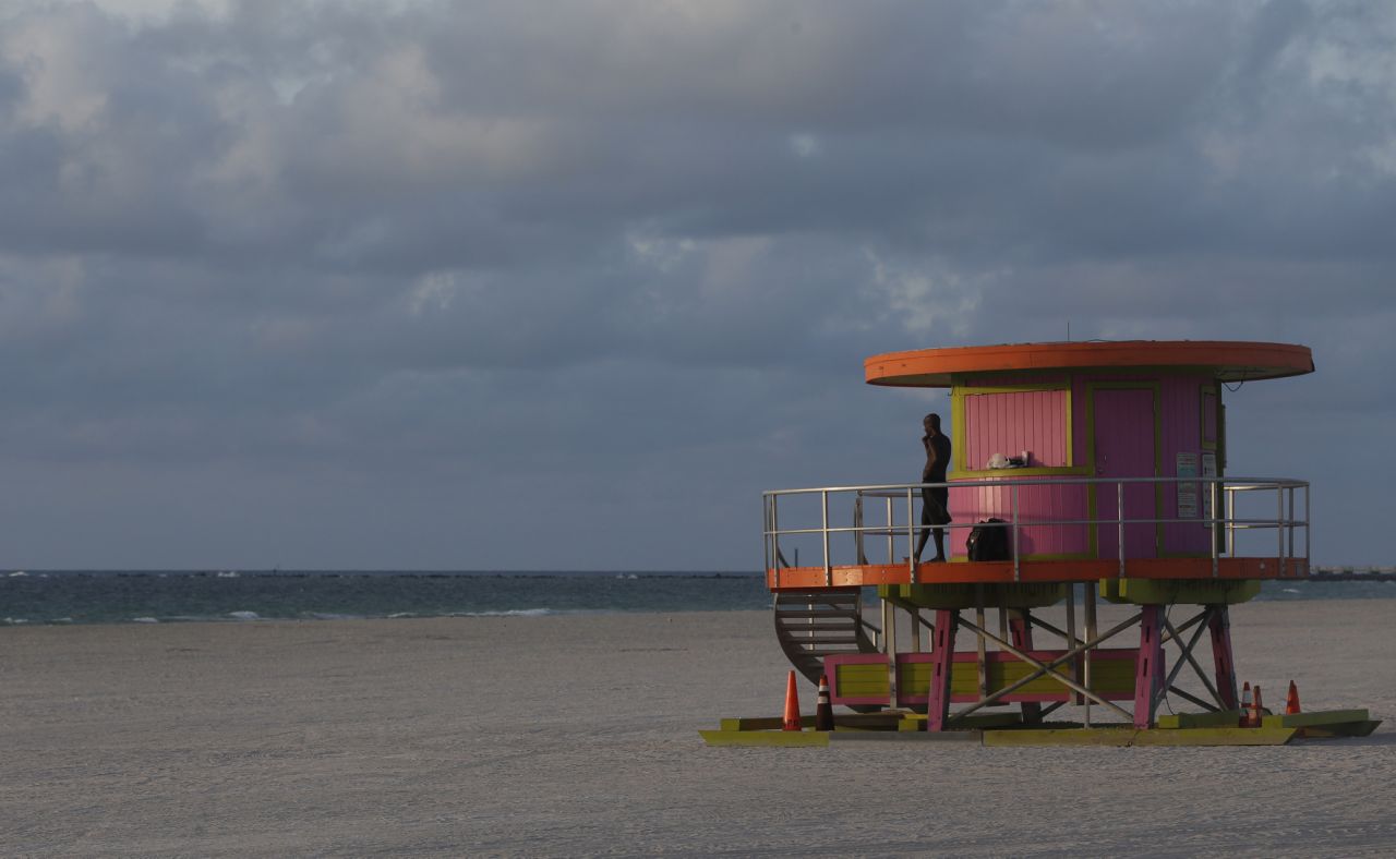 Mujer muere ahogada en Miami Beach tras ser arrastrada por una corriente de resaca