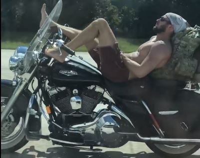 Residente de Florida capturó video de hombre manejando moto con los pies