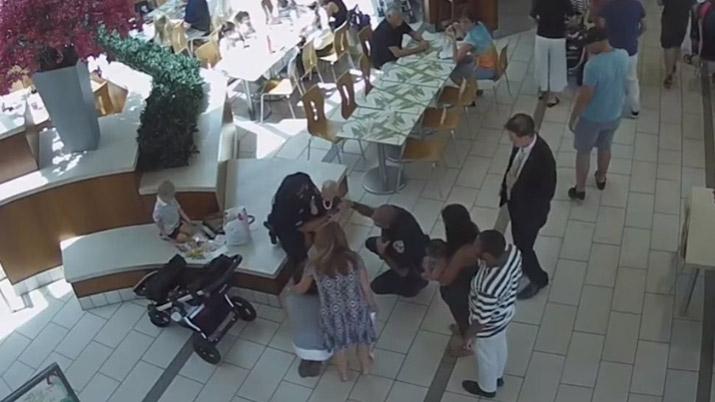 Policía de Florida salva a bebé que se atragantó con pollo (Video)