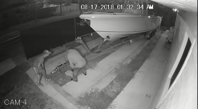 Vea como roban una embarcación de una casa en Miami-Dade (Video)