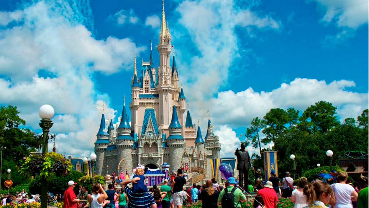 Disney World acordó con sus empleados aumentar el salario mínimo a 15 dólares por hora