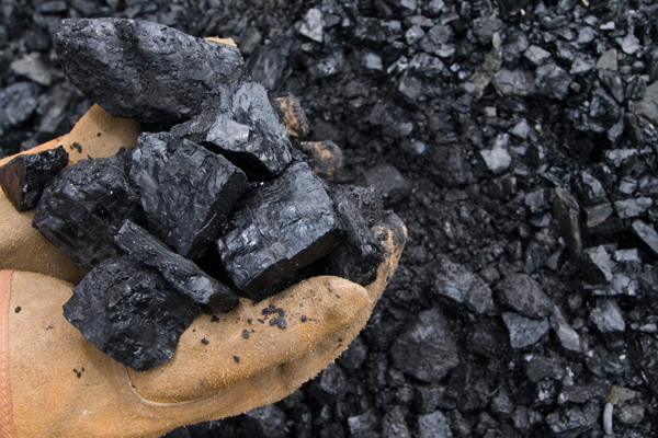 Trump flexibiliza uso del carbón contra el legado ambiental de Obama