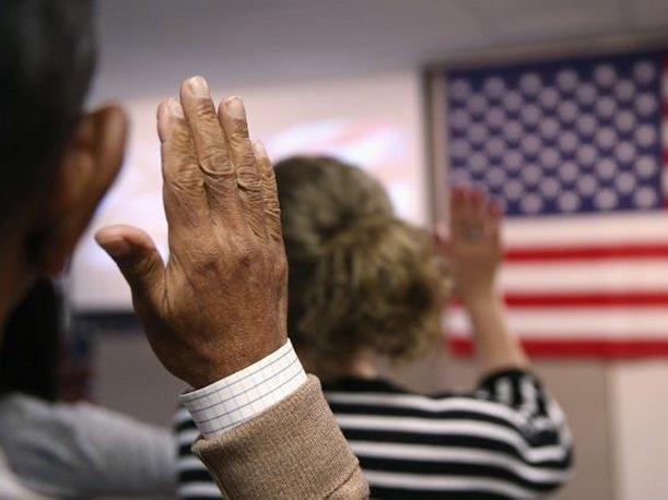 Solicitudes de ciudadanía demoran hasta 2 años en EEUU