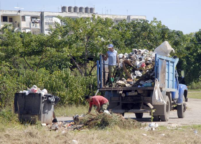 Población cubana desempleada sobrevive con desechos del vertedero municipal de Bayamo