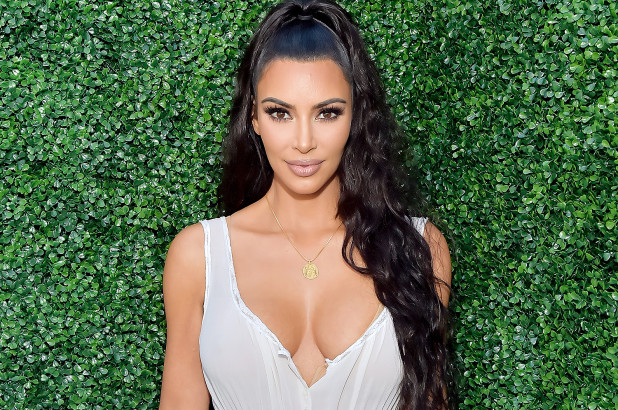 Kim Kardashian ganó demanda a marca de ropa y muestra su cuerpo en un diminuto bikini