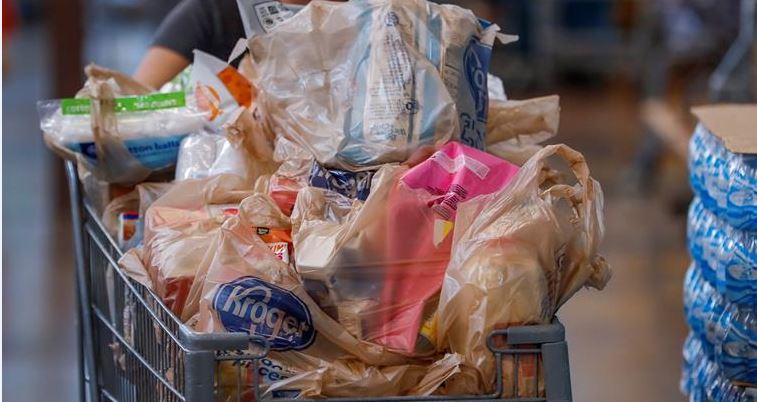 Bolsas de plásticos serán eliminadas de la mayor cadena de supermercados de EEUU