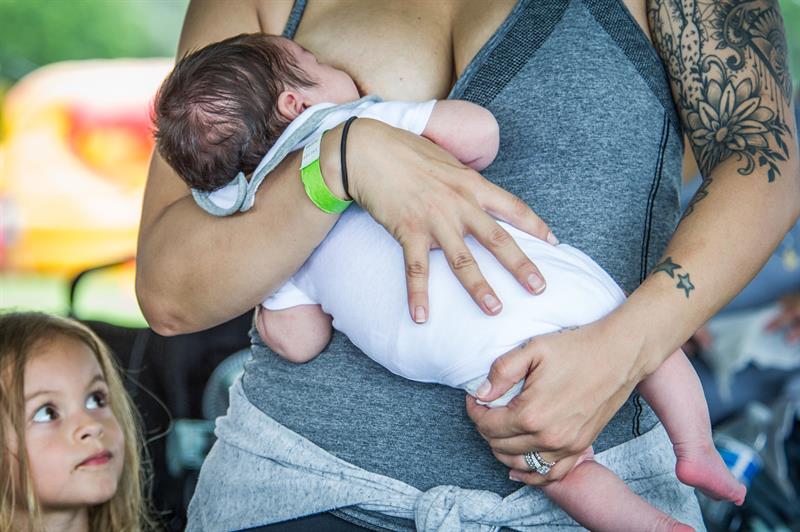 Madres podrían romper récord mundial de lactancia en Miami