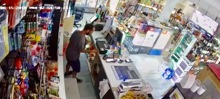 Ladrón es filmado robando dinero y raspaditos de lotería en tienda de licores en Biscayne Boulevard
