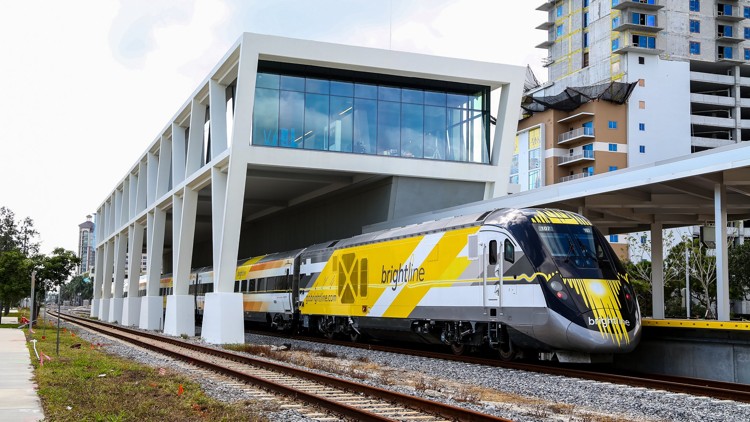 Presentan propuesta para ofrecer el servicio del tren Brightline entre Tampa y Orlando