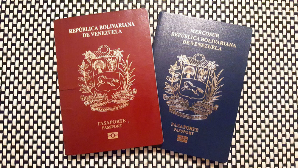 Entregan pasaportes a venezolanos residentes en el extranjero