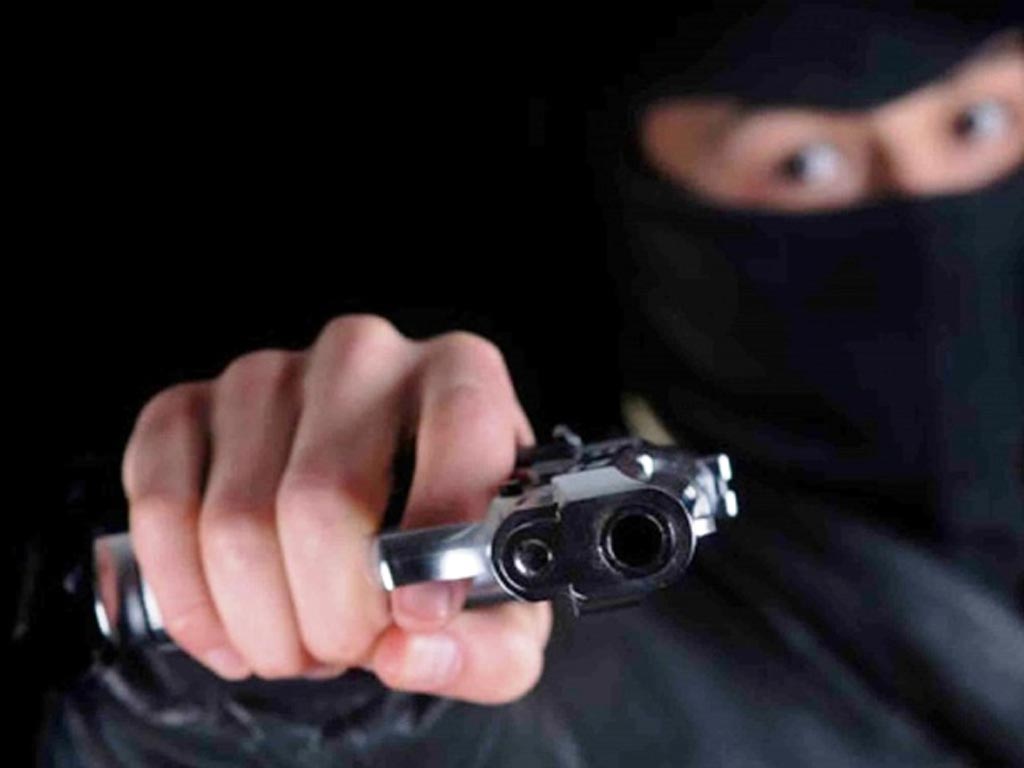 Mujer en Miami defiende su bolso a golpes de ladrón armado