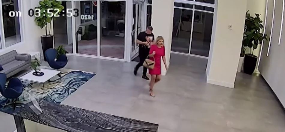 Mujer que conoció en club nudista le robó Rólex de oro en su apartamento
