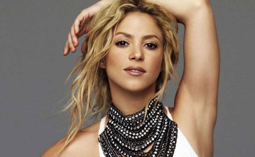 Te traemos el recuerdo de Shakira y su particular pose abriendo las piernas para la portada de un disco (+Foto)