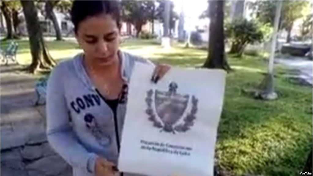 Joven prende fuego al proyecto de Constitución cubana en La Habana