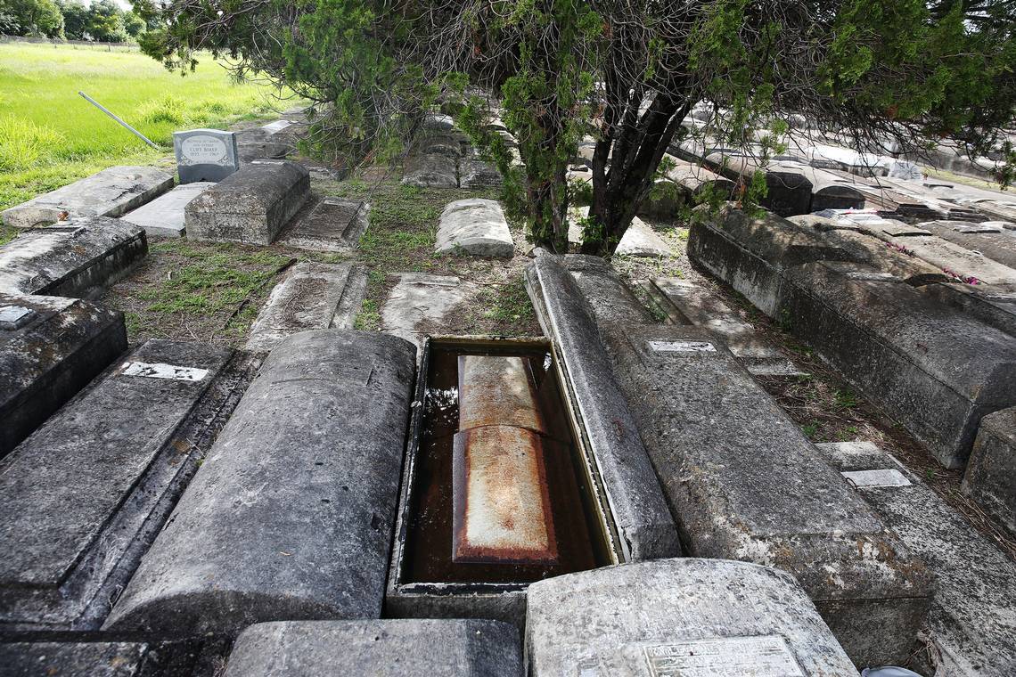 Denuncian robo de osamentas de personas enterradas en cementerio de Miami