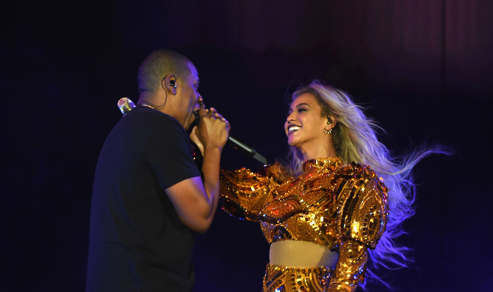 Esta fotografía muestra a Beyonce y Shakira irreconocibles